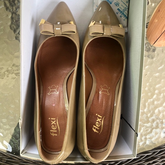 Gorgeous Genuine Leather Cappuccino Pumps with Bow and Gold Accents - Picture 4 of 5